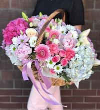 Цветочная композиция из Розы, Хризантемы, Пионы и Лизиантусы в корзине в Барышево