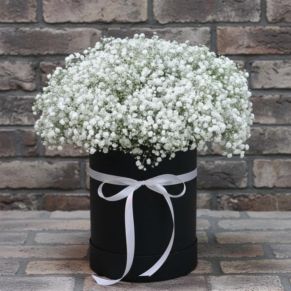 Цветочная композиция из Гипсофила в шляпной коробке в Барышево