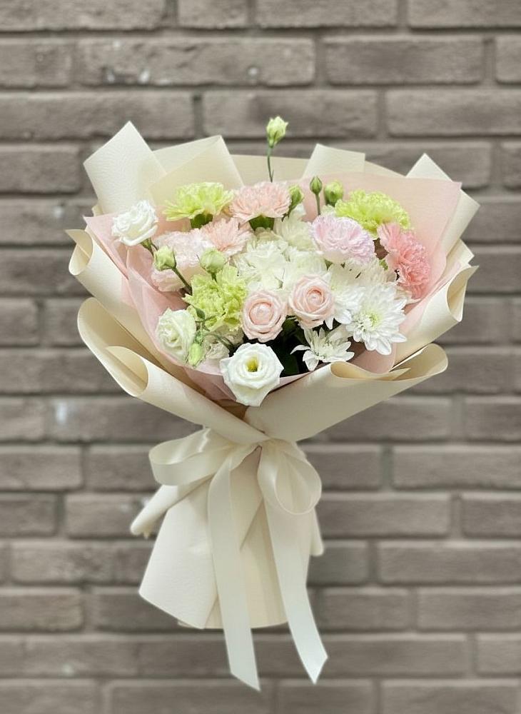 Букет цветов из: Гвоздики, Розы, Лизиантусы и Хризантемы в Барышево