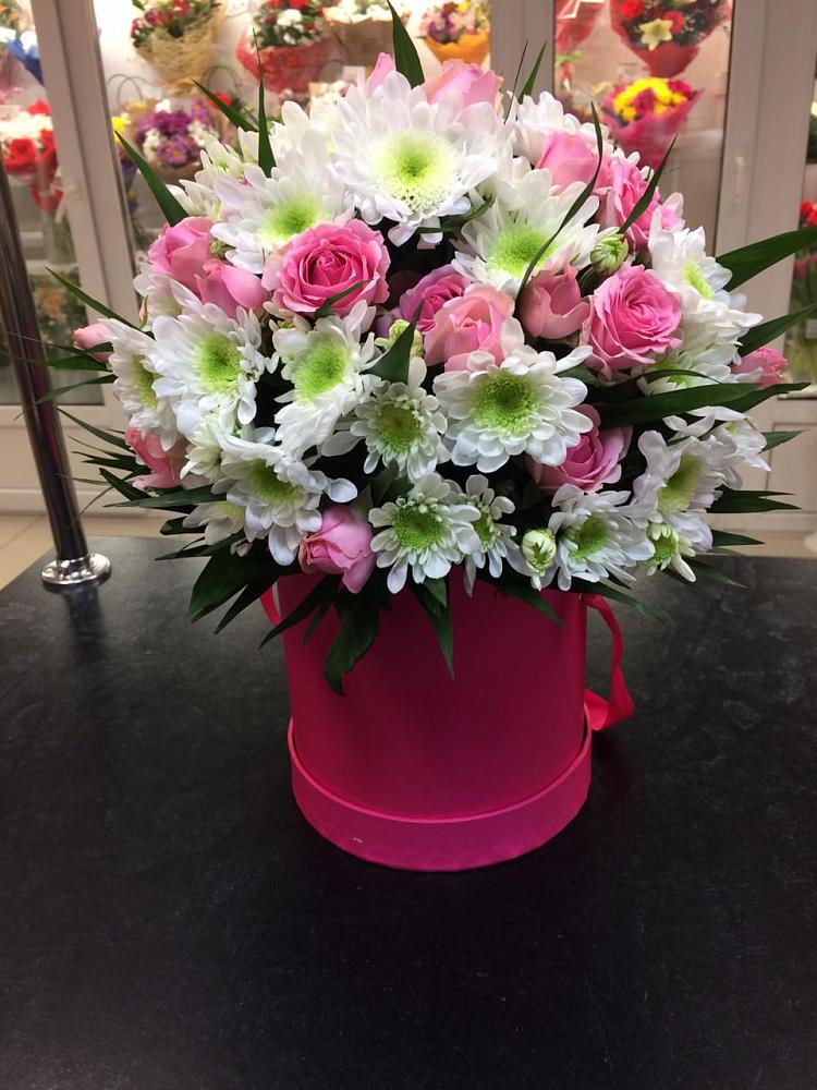 Цветочная композиция из Розы и Хризантемы в шляпной коробке в Барышево