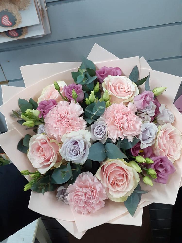 Букет цветов из: Розы, Гвоздики и Лизиантусы в Барышево